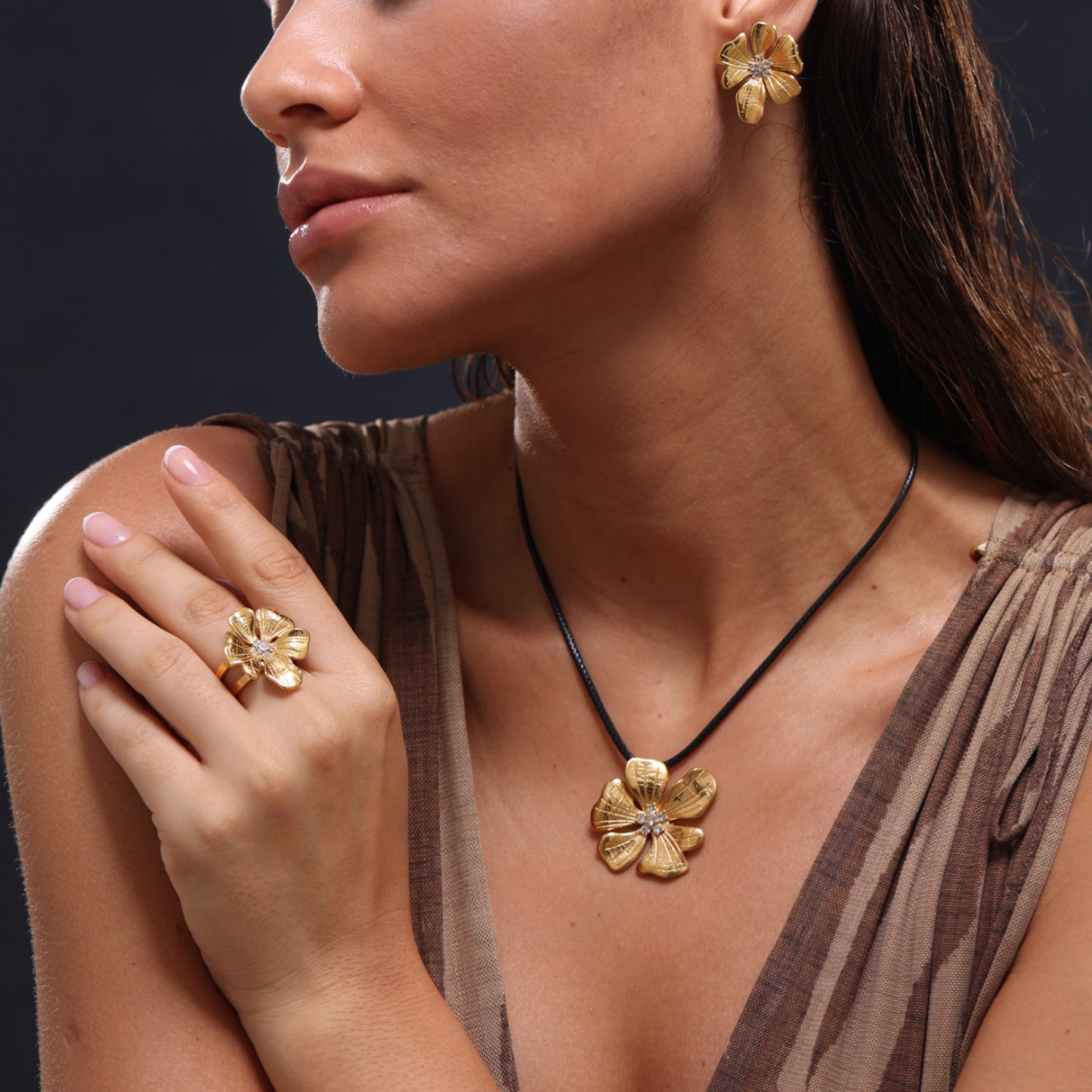 Niche vintage-style lily flower ring and earrings