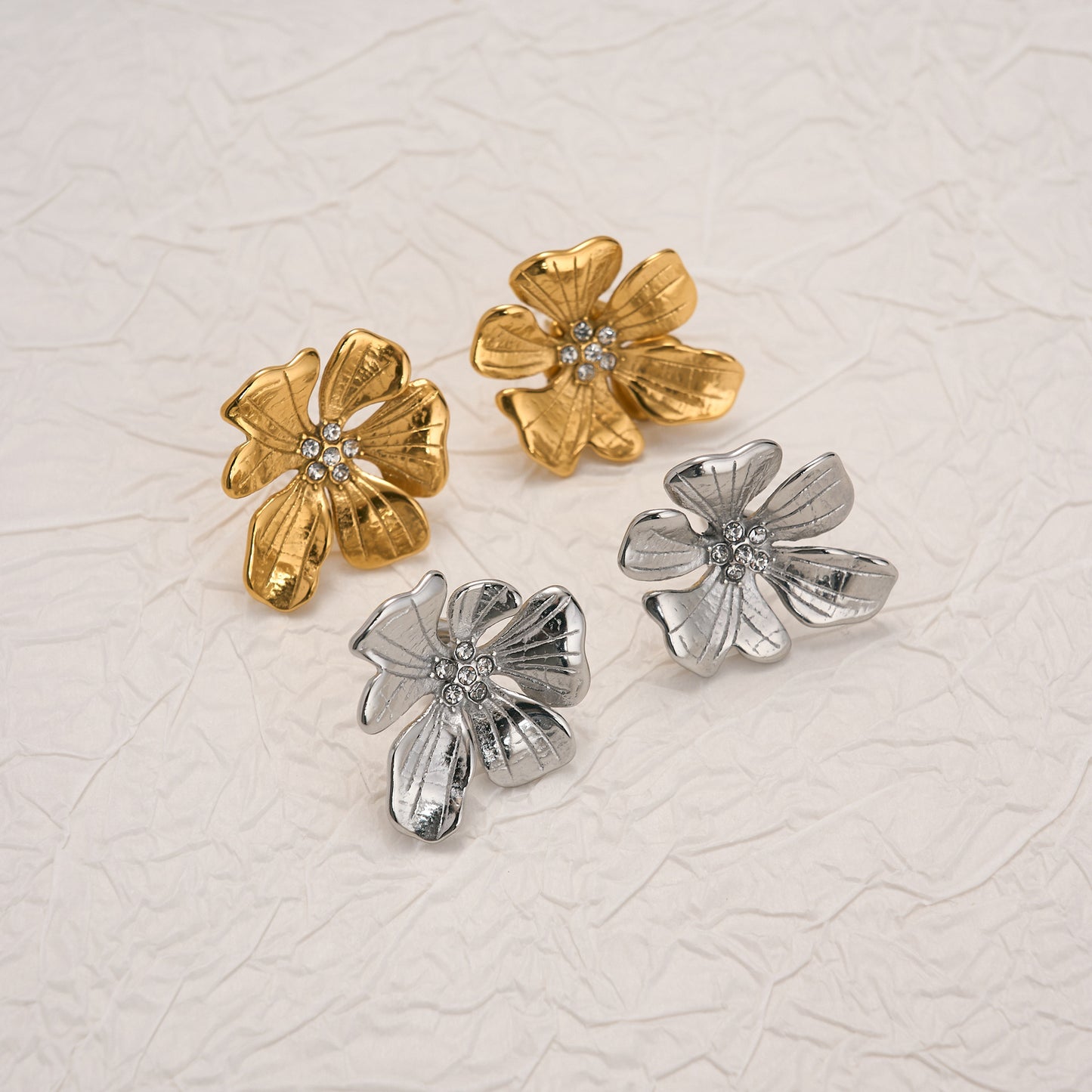Niche vintage-style lily flower ring and earrings