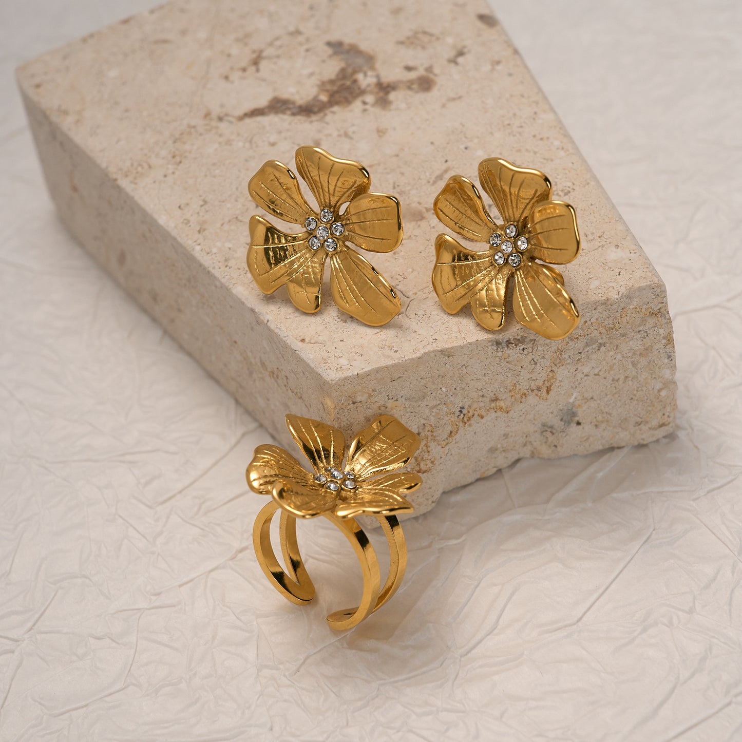 Niche vintage-style lily flower ring and earrings